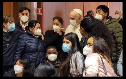 El Papa Francisco visita a las personas sin hogar que se vacunan en el Vaticano