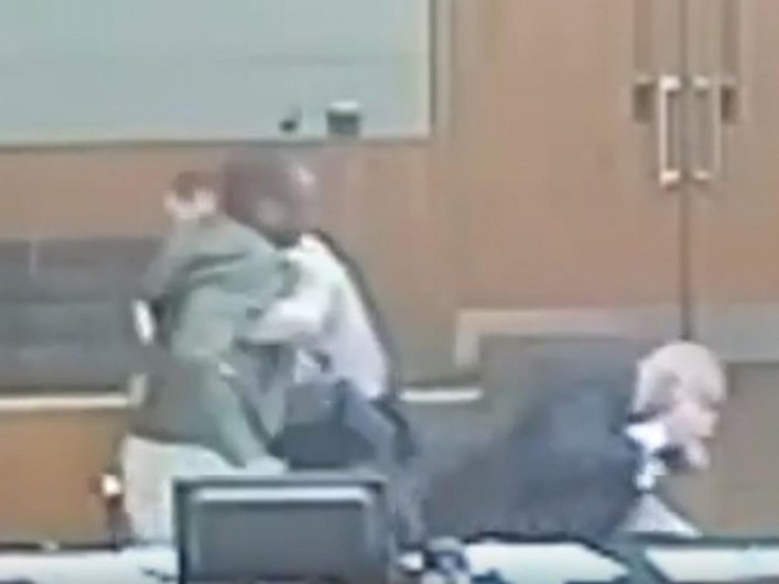 Hombre golpea a abogado