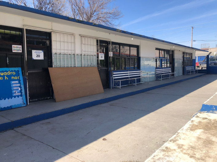 Siguen escuelas con clases en línea por vandalismo y falta de limpieza