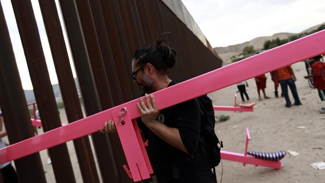 Convierten muro fronterizo en un parque de juegos