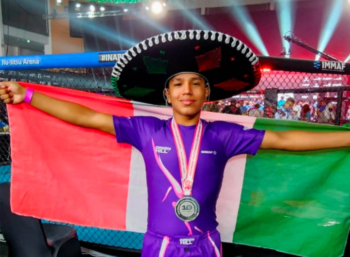 Mexicano hace historia en combate de artes marciales mixtas 