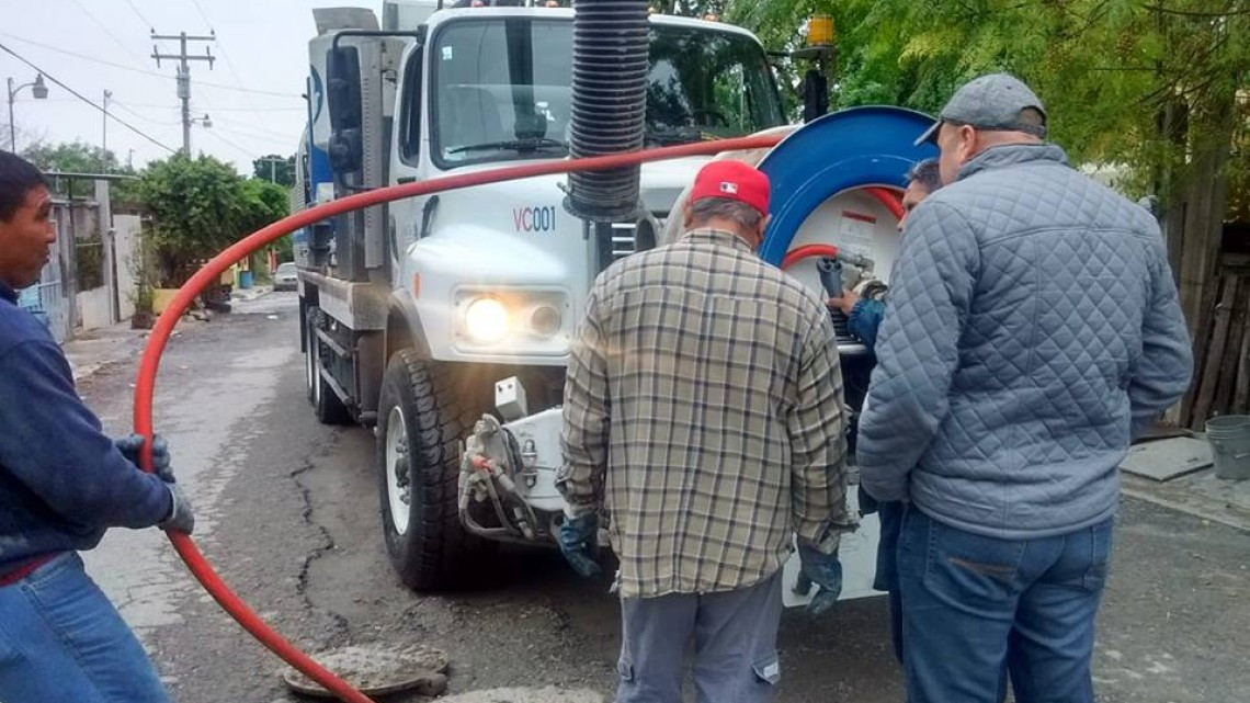Comapa trabaja con equipo vactor