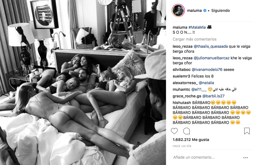 Maluma comparte foto con 7 mujeres en la cama