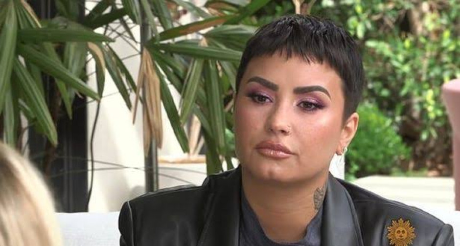 Demi Lovato arremete contra heladería, la tundan en redes sociales