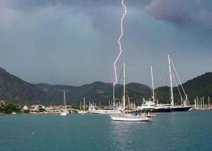 Rayo cae sobre un barco en Bangladesh; hay al menos 17 muertos y 6 heridos