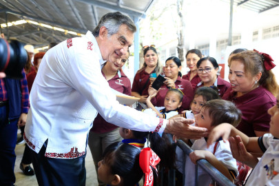 Entrega Américo becas que benefician a 54 mil estudiantes 