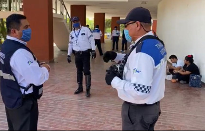 Patrulla tránsito calles de Victoria para invitar a la población a resguardarse en sus casas.