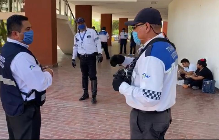 Patrulla tránsito calles de Victoria para invitar a la población a resguardarse en sus casas.