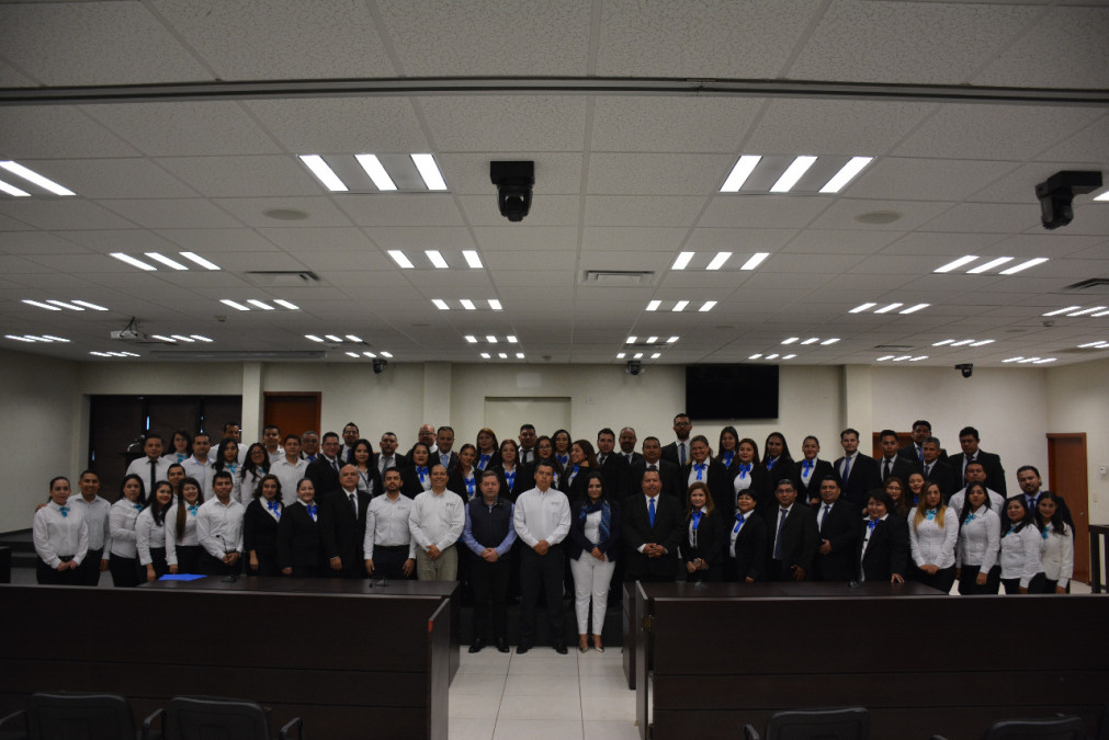 PGR entrega constancias a sus trabajadores