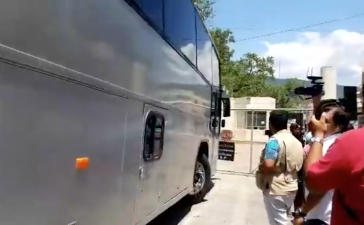 Familiares obstaculizan traslado de reos de penal de Victoria      