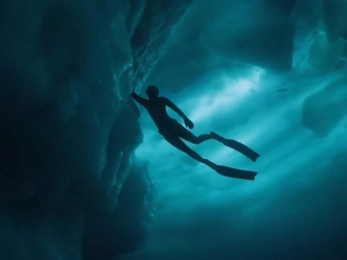 Así es como un fotógrafo captó lo que hay debajo de un iceberg