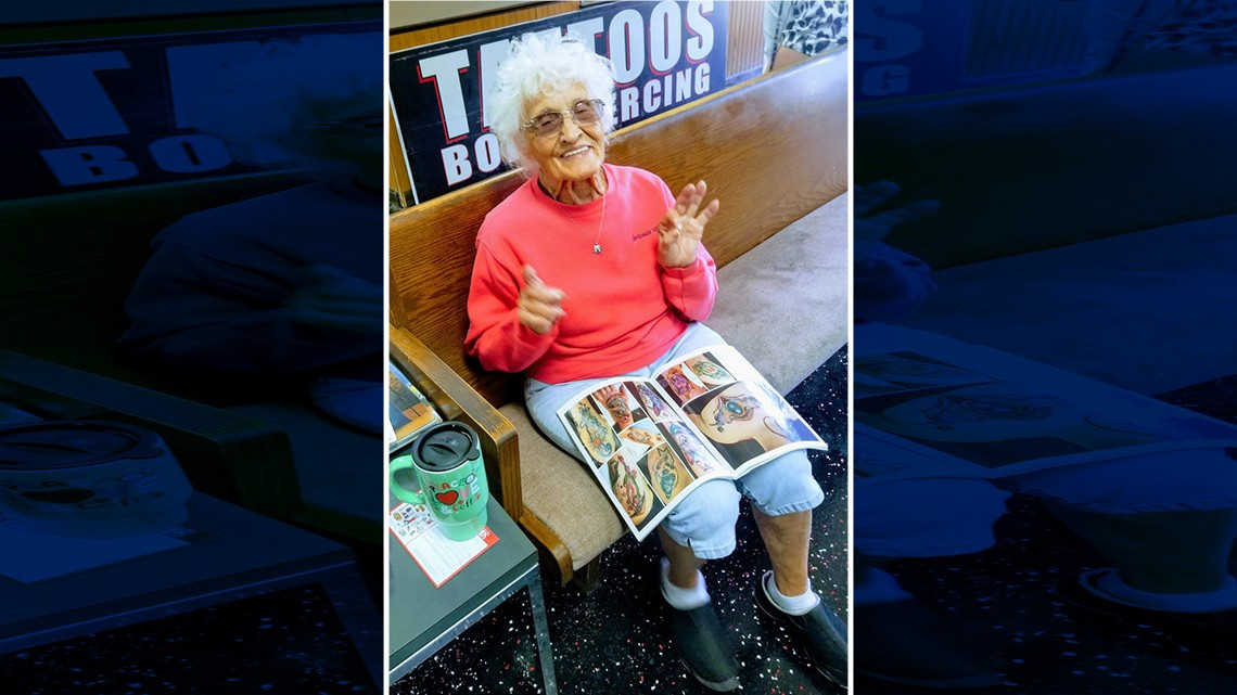Abuelita se hace su primer tatuaje tras salir de cuarentena