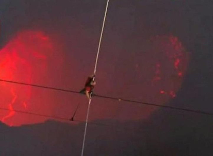 Acróbata estadounidense cruza en cuerda floja volcán activo