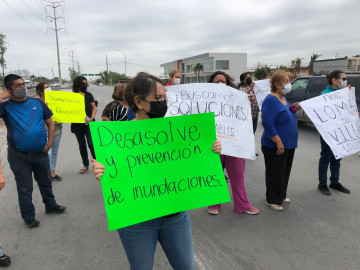 Colonos bloquean tramo carretero para exigir reparación de fugas.