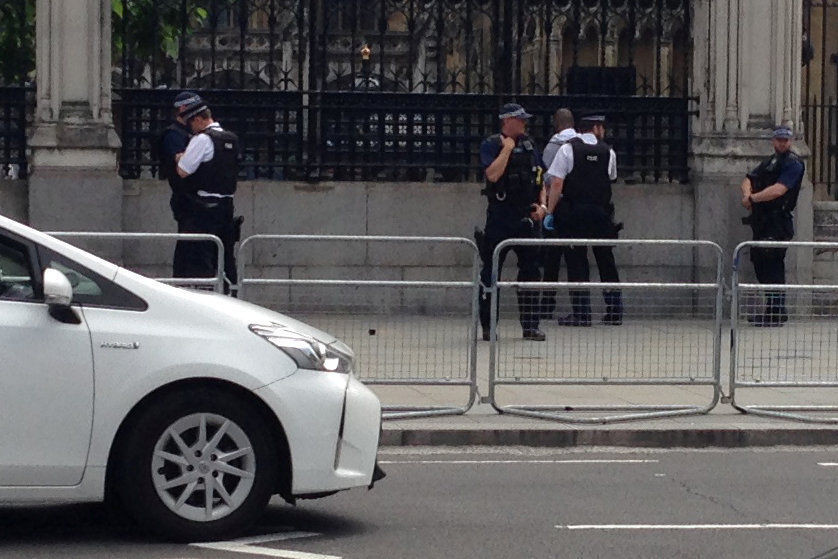 Detienen a hombre armado con cuchillos cerca del Parlamento en Londres