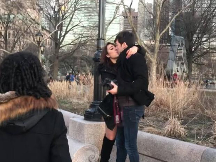 Se besan en NY Danna Paola y Roger González
