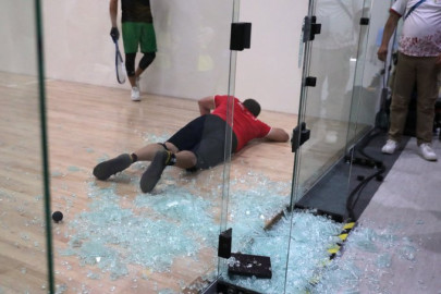  Raquetbolista mexicano se estrella contra el cristal de la cancha 