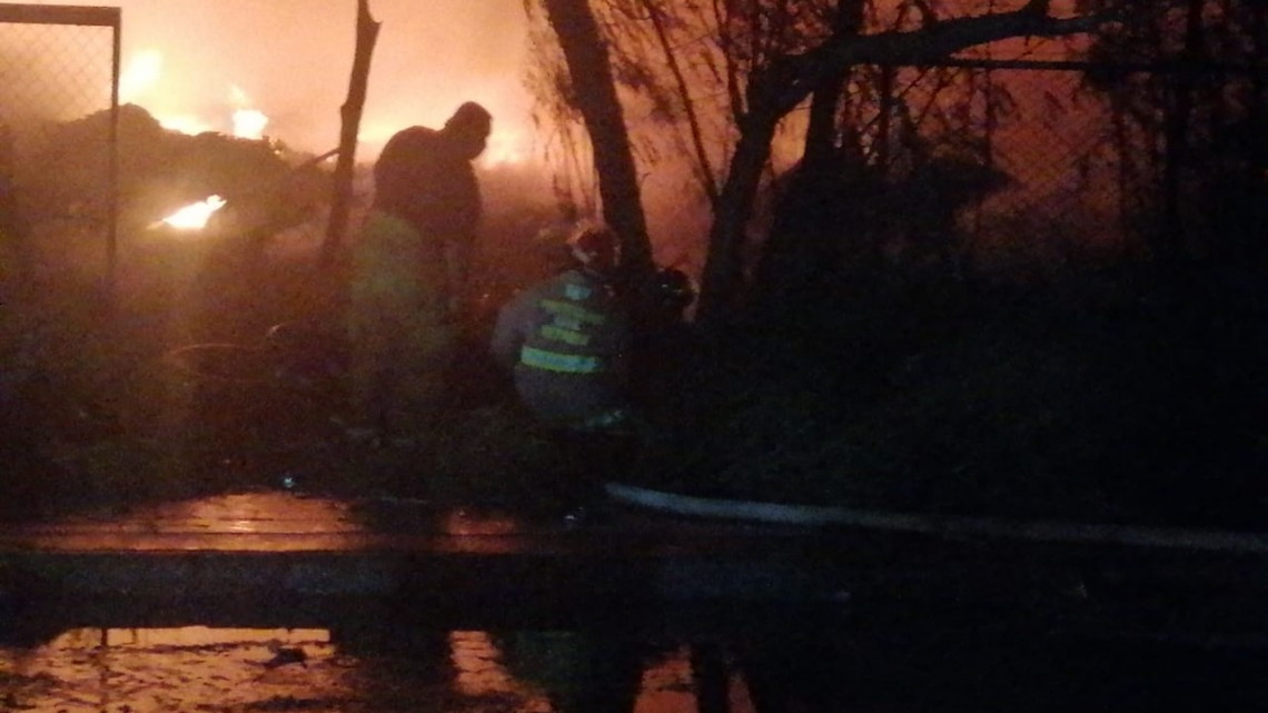 Combaten Bomberos incendio de planta maquiladora 