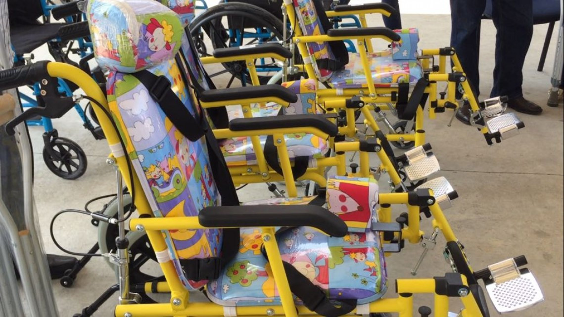 Entregan aparatos funcionales a personas con alguna discapacidad