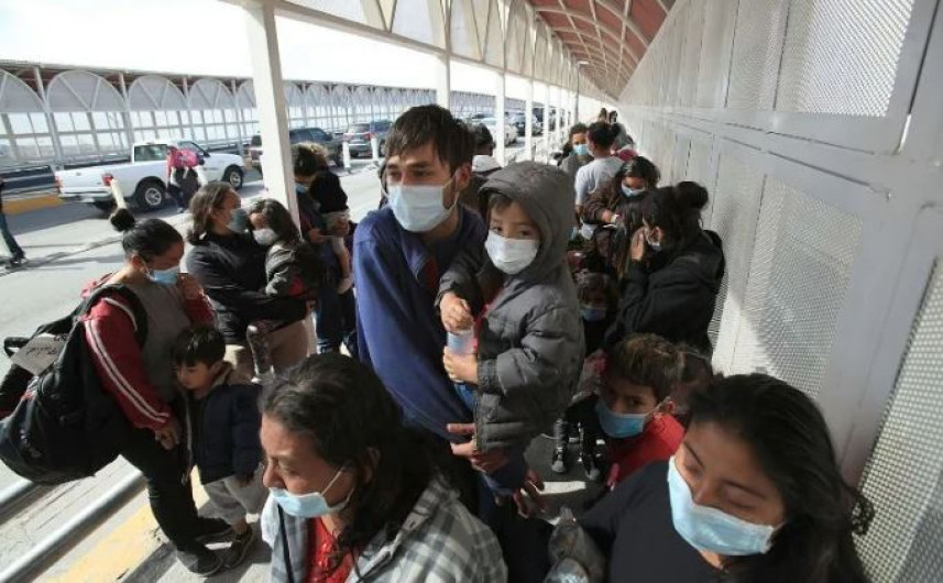 EU albergará a migrantes en hoteles cercanos a la frontera con México 