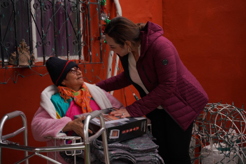 Entregan alcaldesa Carmen Lilia Canturosas y sistema DIF cobertores y calentadores a familias del poniente de la ciudad