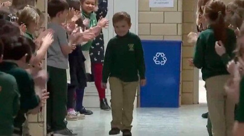 Niño vence al cáncer y sus compañeros lo reciben con aplausos 