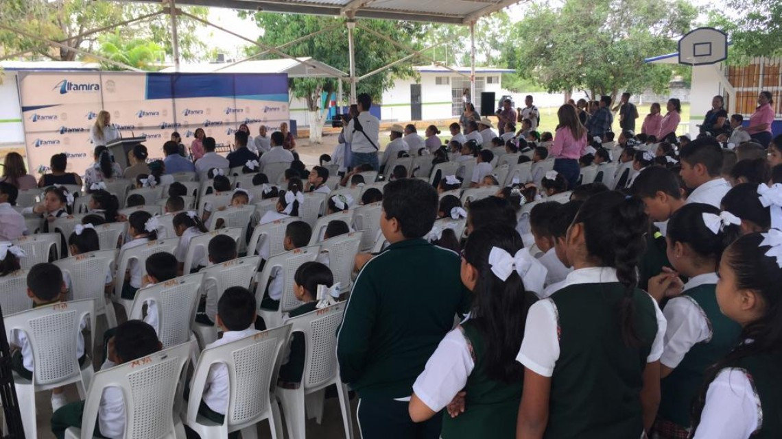 Alumnos de escuela primaria son beneficiados con la construcción de un área para desayunar