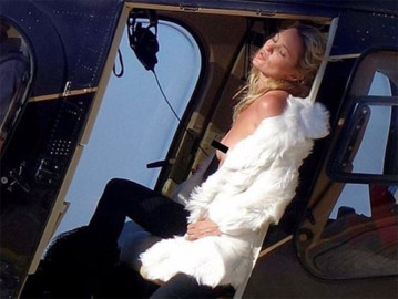 Kate Moss hace topless en pleno vuelo