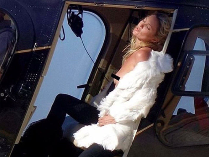 Kate Moss hace topless en pleno vuelo