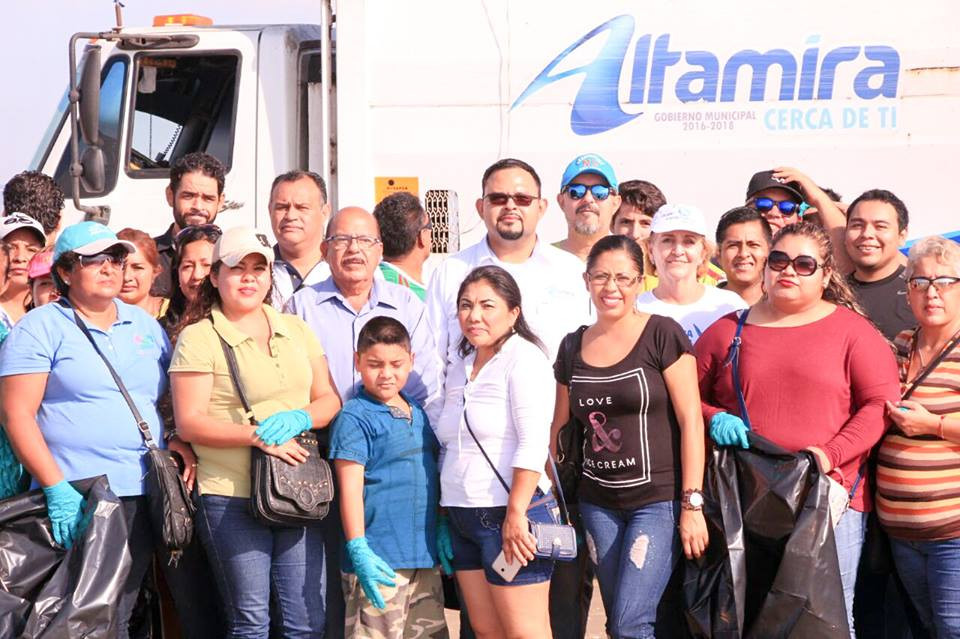 Realizan jornada de limpieza en Playa Tesoro