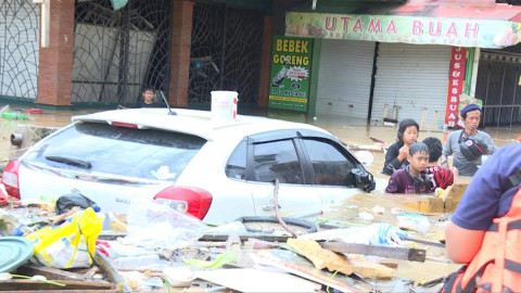 Aumenta a 21 la cifra de muertos tras inundaciones en Indonesia