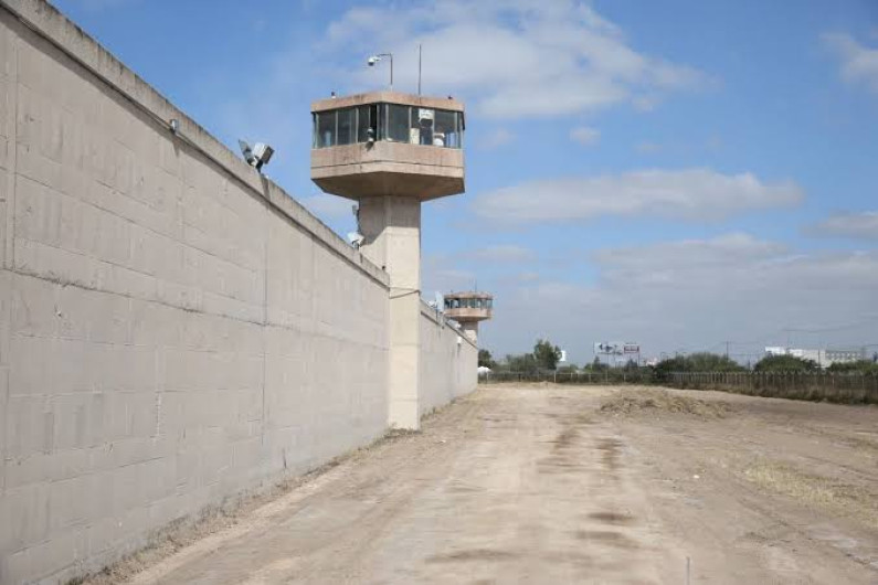 Motín en cereso La Pila: Reos incendian y bloquean el paso