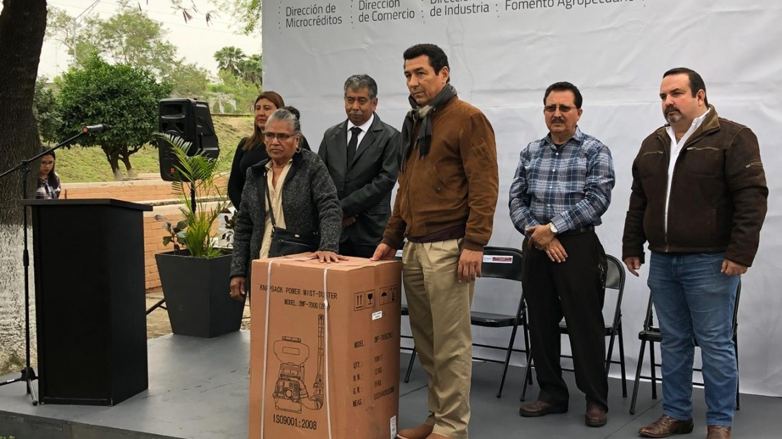 Entregan moto aspersoras a productores del campo