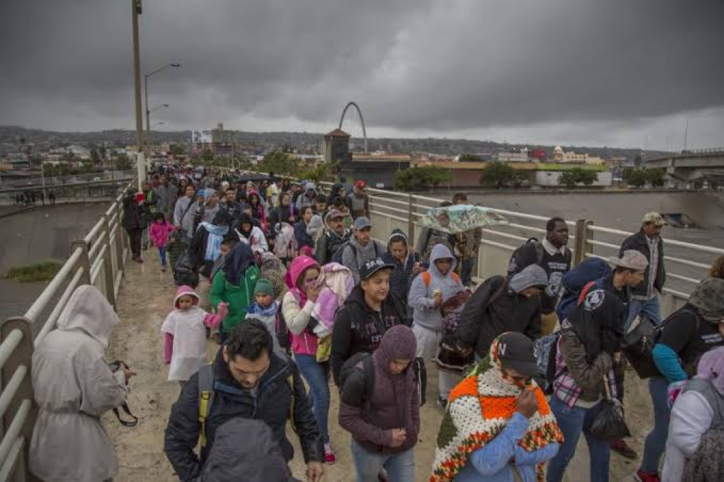 EU libera migrantes pese a riesgos en contagios por COVID-19