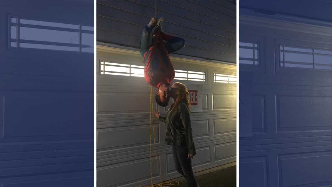 La invitación arácnida más original para un baile de graduación