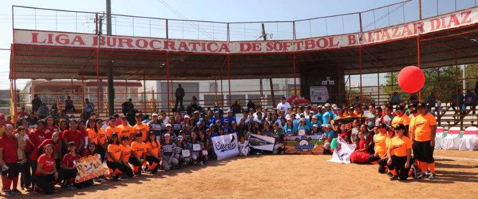 Inauguran torneo de soft femenil