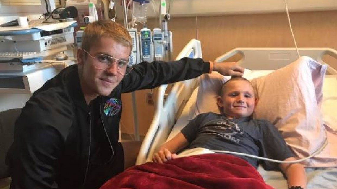 Justin Bieber sorprende a niños en un hospital de California