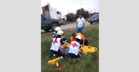 Trailer saca del camino a unidad compacta, generando su volcadura