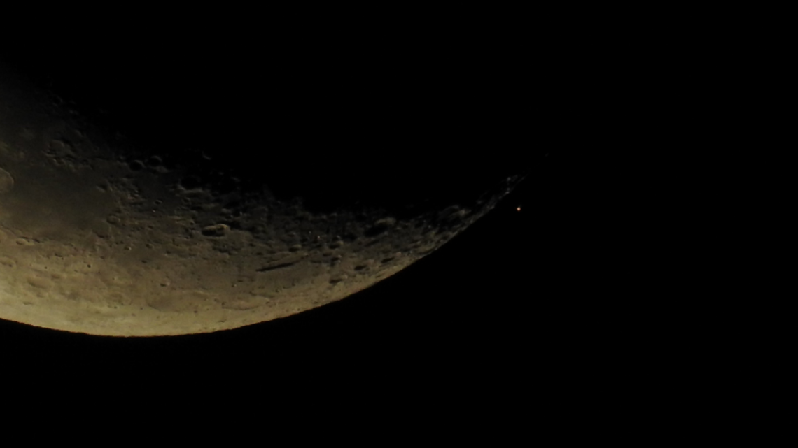 La luna y Marte perfectamente alineadas