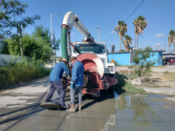 Atiende COMAPA problemas de fugas de agua residual en varios sectores