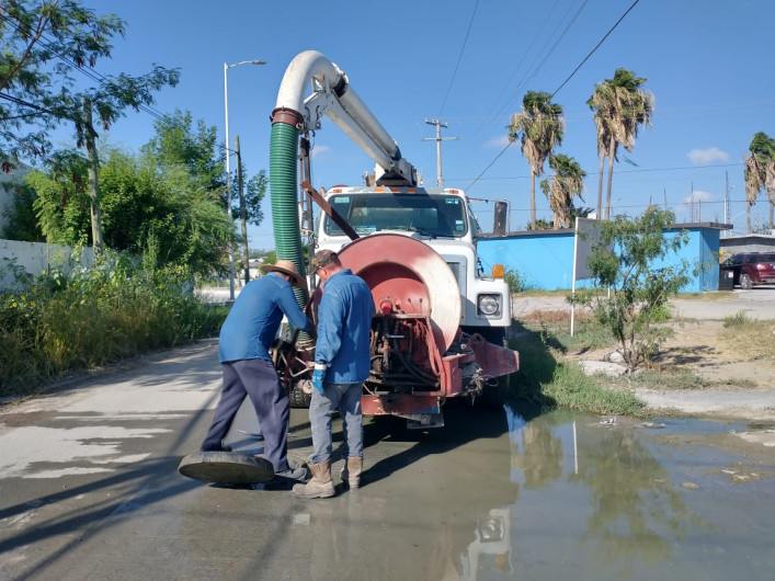 Atiende COMAPA problemas de fugas de agua residual en varios sectores