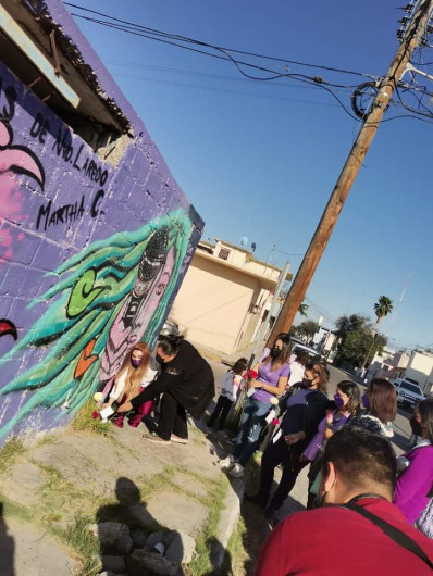 Mujeres periodistas realizan ofrenda por las que ya no están 