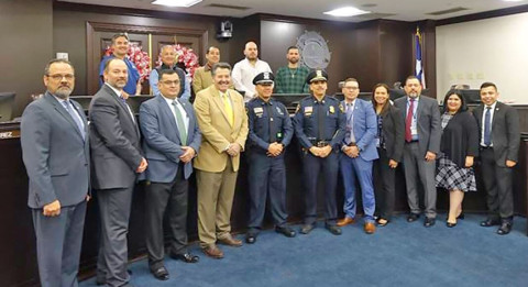 Reconocen a policía de Laredo que salvó vida de mujer rehén