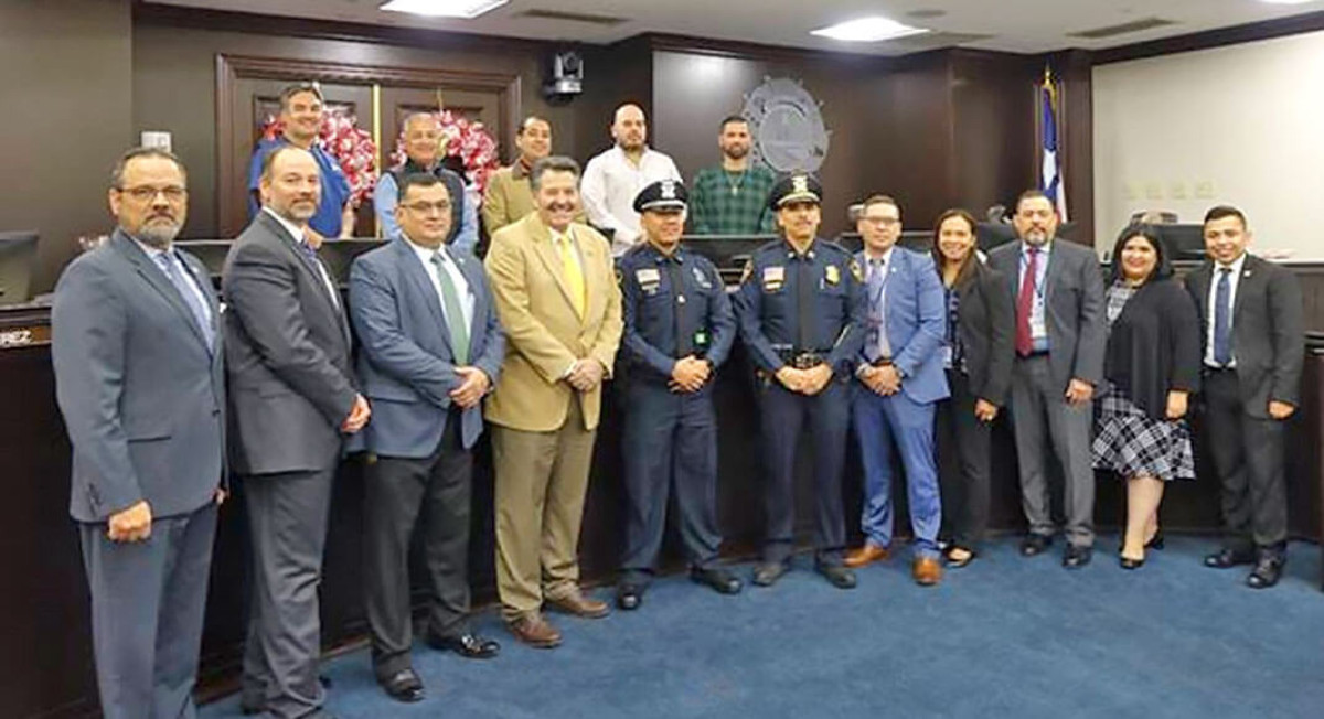 Reconocen a policía de Laredo que salvó vida de mujer rehén