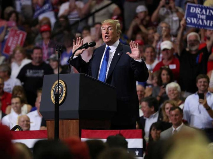 Trump se burla de testimonio de acusadora de Kavanough