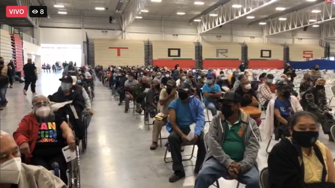 Adultos mayores madrugan por vacuna contra covid-19 