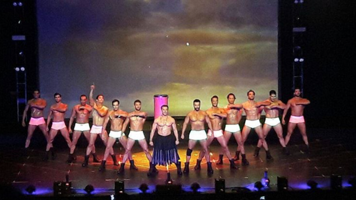 Solo para mujeres cumple con completo desnudo en el escenario