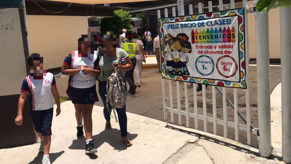 Atienden a 16 alumnos y una maestra por golpe de calor