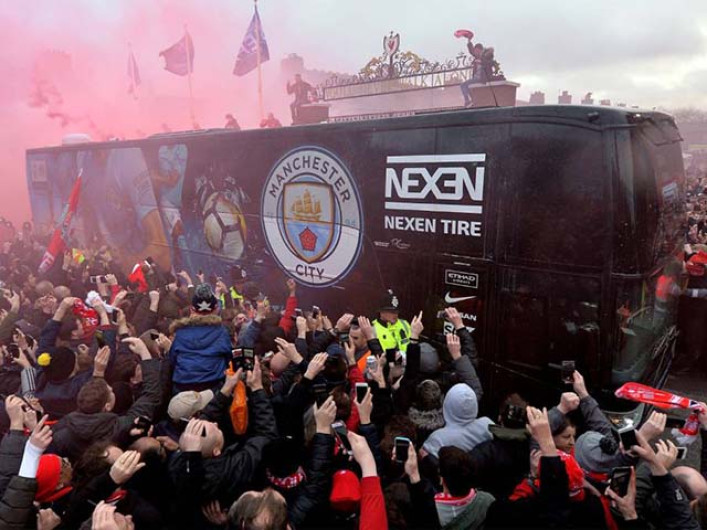 Aficionados del Liverpool dañan autobús del Manchester City