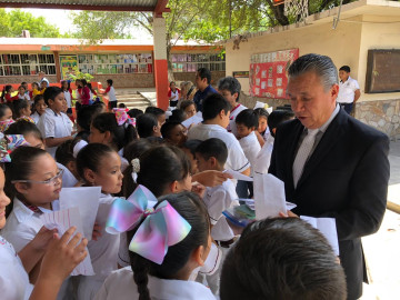 Entre lágrimas y aplausos se despide el profesor Candelario despues de 40 años de servicio 